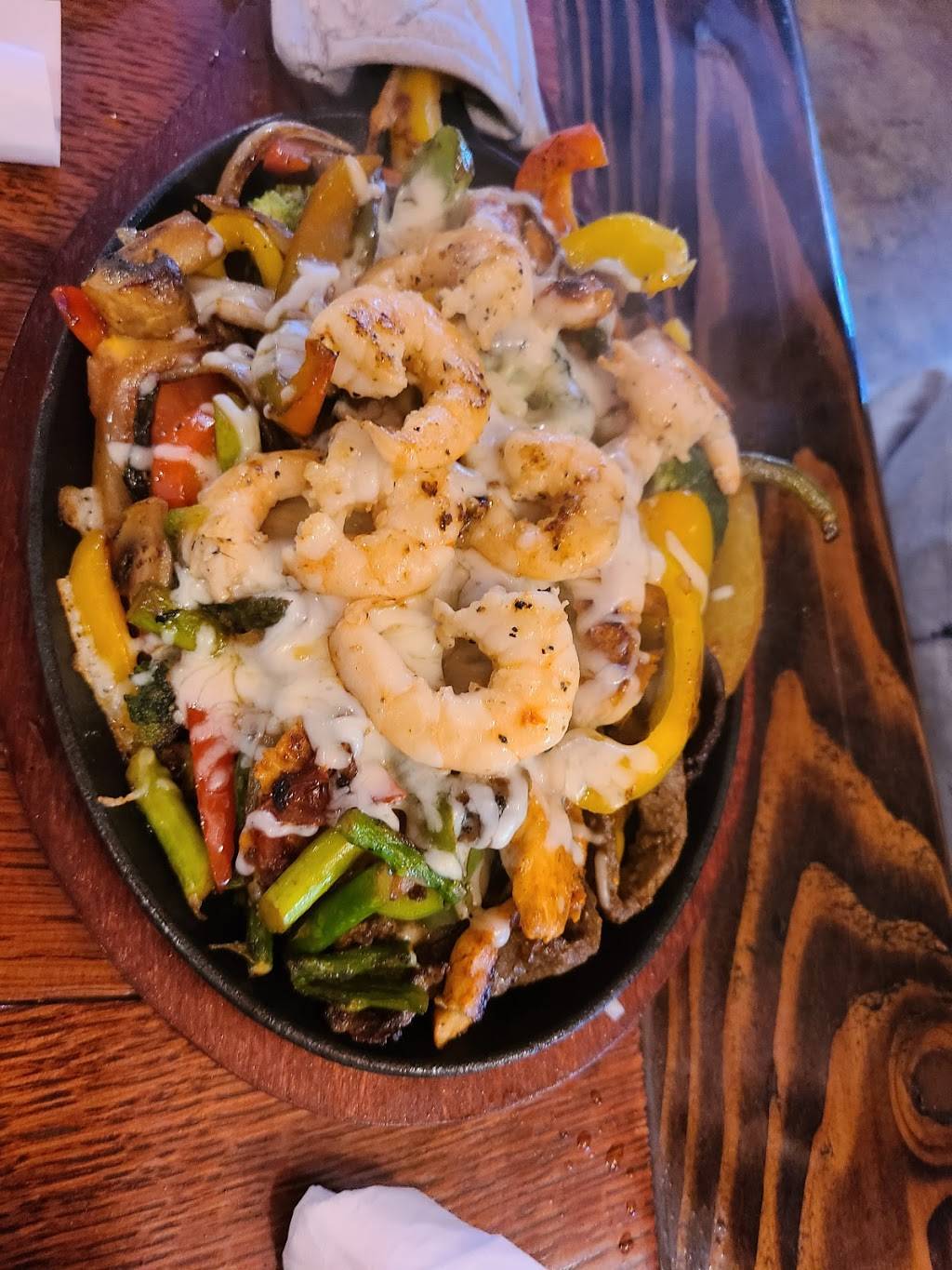 Lalos Mexican Restaurant | restaurant | 1901 E Daily Dr, Camarillo, CA 93010, USA | 8055864031 OR +1 805-586-4031