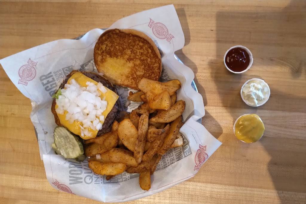 Fuddruckers | restaurant | 10500 Town and Country Way, Houston, TX 77024, USA | 7137227440 OR +1 713-722-7440