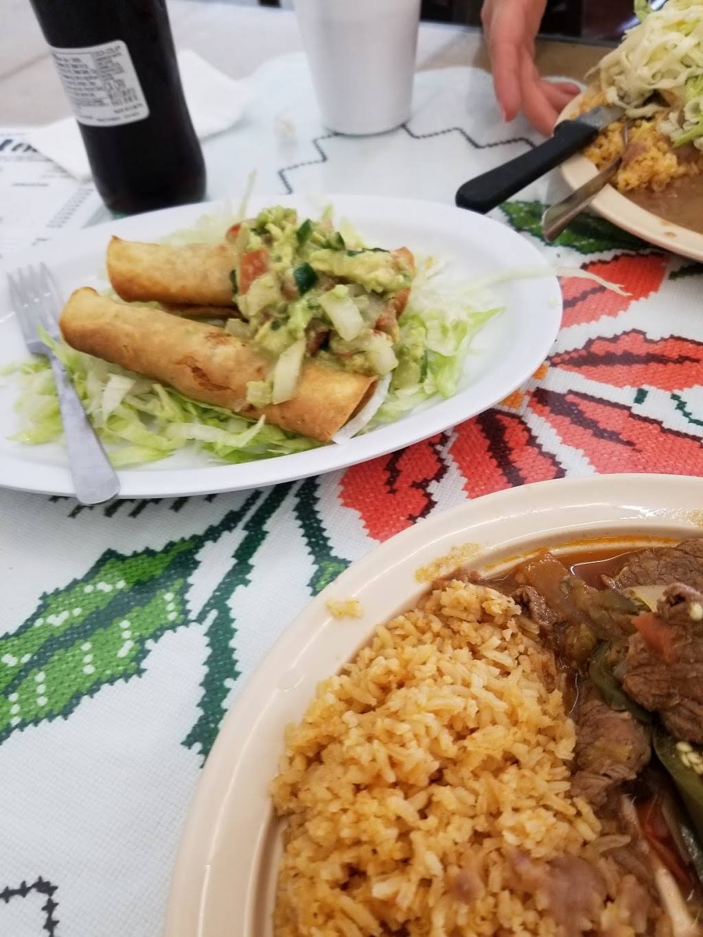 Socorros Restaurant | restaurant | 14657 Victory Blvd, Van Nuys, CA 91411, USA | 8189081682 OR +1 818-908-1682