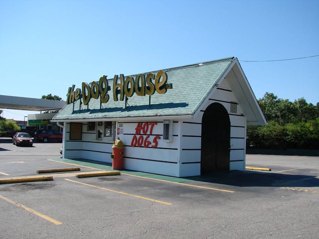 The Dog House | restaurant | 3521 Hillsborough Rd, Durham, NC 27705, USA | 9193837900 OR +1 919-383-7900