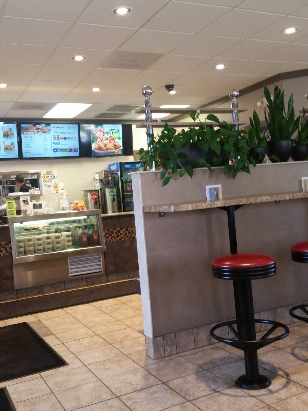 Lees Famous Recipe Chicken | restaurant | 1317 E Apple Ave, Muskegon, MI 49442, USA | 2317773020 OR +1 231-777-3020