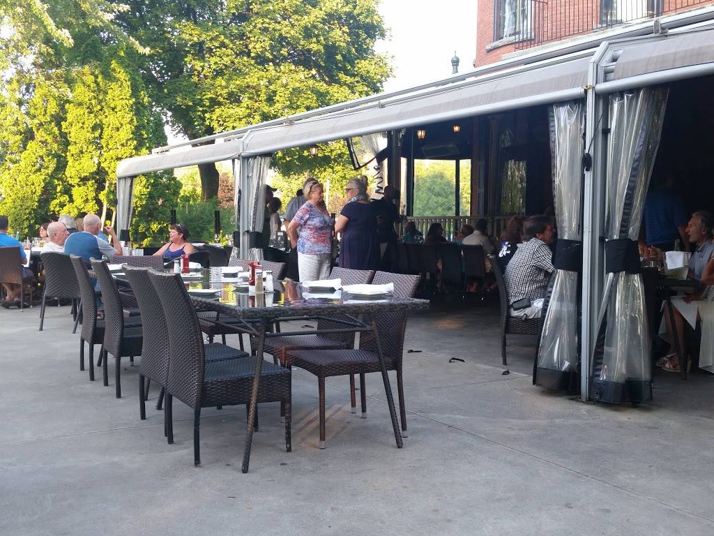 Club Touriste | restaurant | 133 Rue Victoria, Salaberry-de-Valleyfield, QC J6T 1A3, Canada | 4503735290 OR +1 450-373-5290