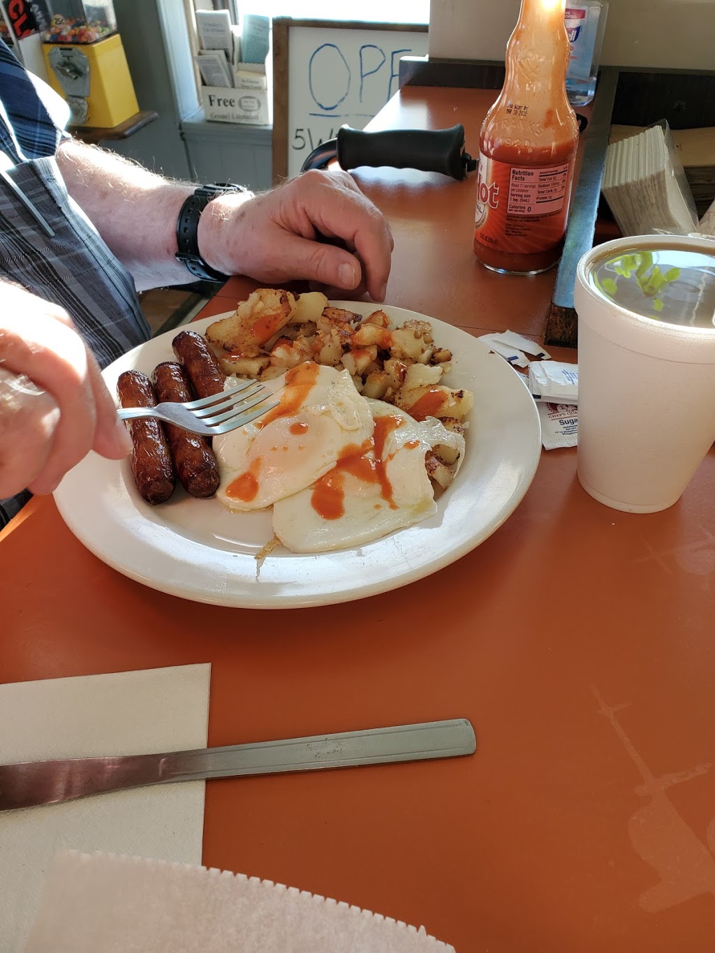 G M Dog NBurger Shoppe | restaurant | 4830 Liberty Ave, Pittsburgh, PA 15224, USA | 4126818276 OR +1 412-681-8276