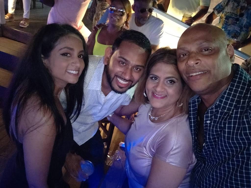 Mile On The Water | restaurant | 229 Woodcleft Ave, Freeport, NY 11520, USA | 5163770700 OR +1 516-377-0700