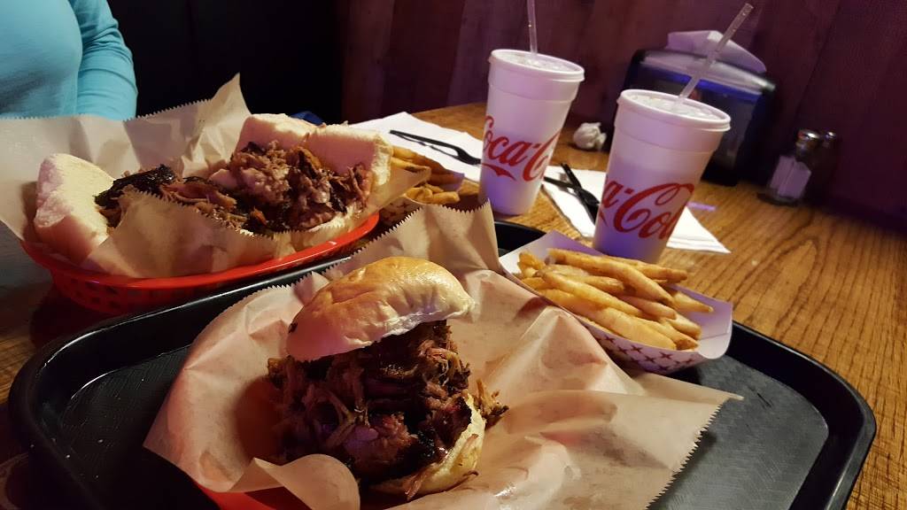 Crossroads Barbecue | restaurant | 5330 W Saginaw Hwy, Lansing, MI 48917, USA | 5176270555 OR +1 517-627-0555