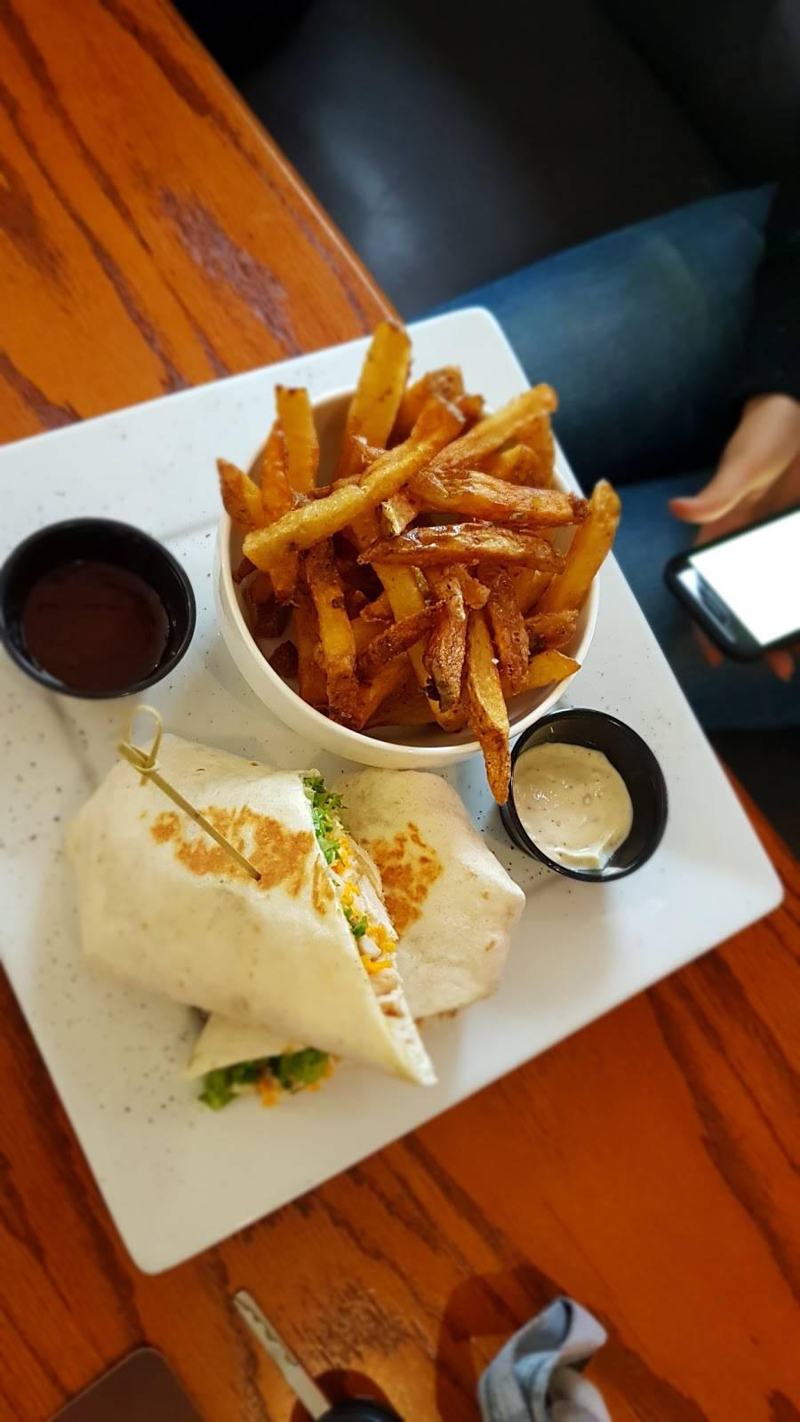 Chop House Burger Bar | restaurant | 100 Martindale Rd, St. Catharines, ON L2S 2Y3, Canada | 9056881114 OR +1 905-688-1114