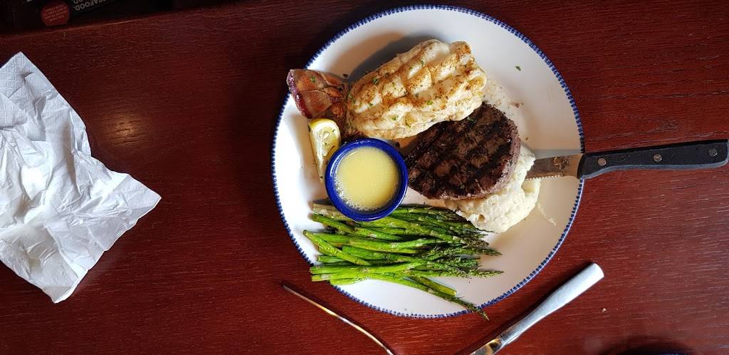 Red Lobster | restaurant | 6401 Darter Ct, Fort Pierce, FL 34945, USA | 7724614336 OR +1 772-461-4336