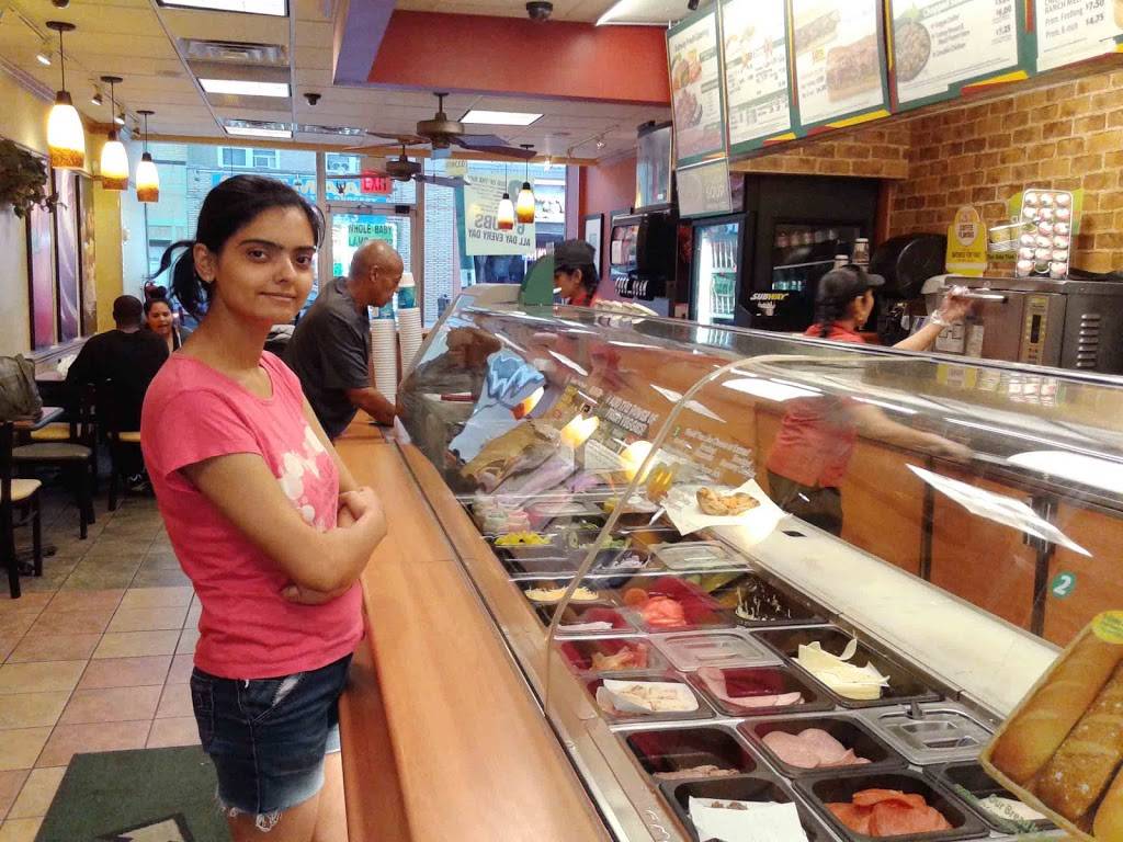 Subway Restaurants | restaurant | 2750 W Devon Ave, Chicago, IL 60659, USA | 7739770466 OR +1 773-977-0466