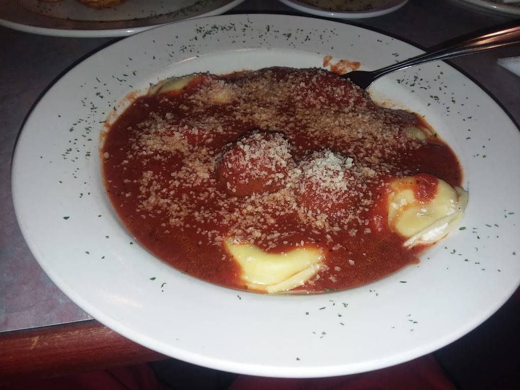 Gallos Italian Villa | restaurant | 2420 Wilmington Rd, New Castle, PA 16105, USA | 7246569280 OR +1 724-656-9280