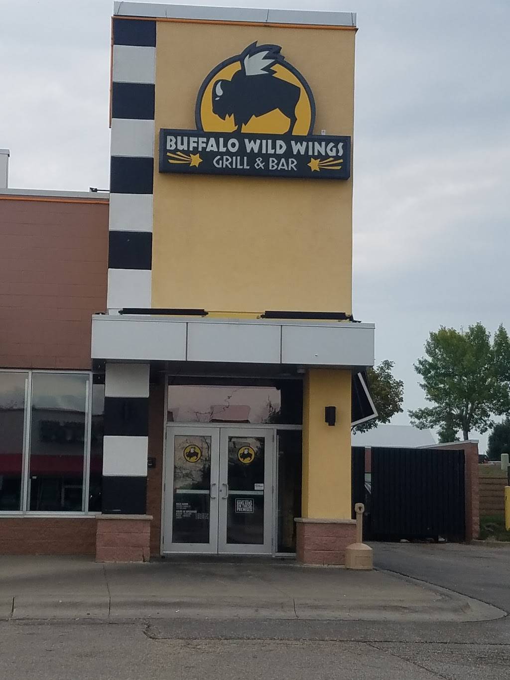 Buffalo Wild Wings | meal takeaway | 2020 Edgewood Rd SW, Cedar Rapids, IA 52404, USA | 3193906995 OR +1 319-390-6995
