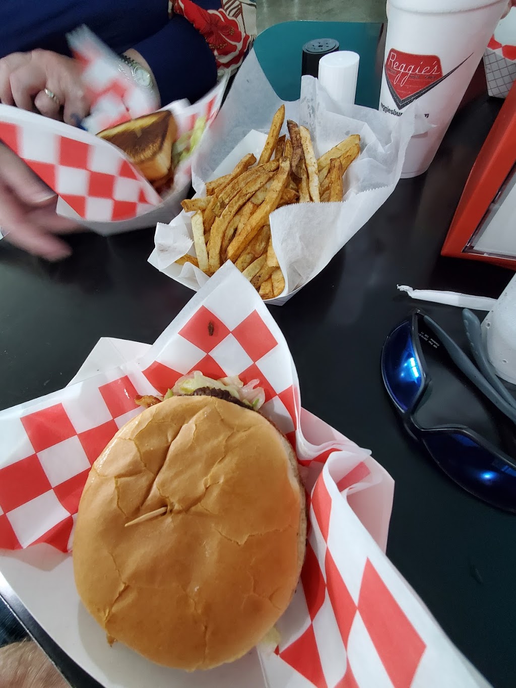 Reggies Burgers, Dogs & Fries | restaurant | 3200 N State Line Ave, Texarkana, AR 71854, USA | 8703304447 OR +1 870-330-4447