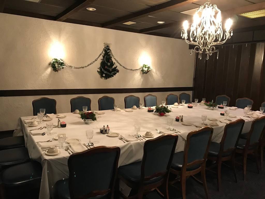 Michaels Restaurant | restaurant | 415 Broadway, Highland, IL 62249, USA | 6186548678 OR +1 618-654-8678