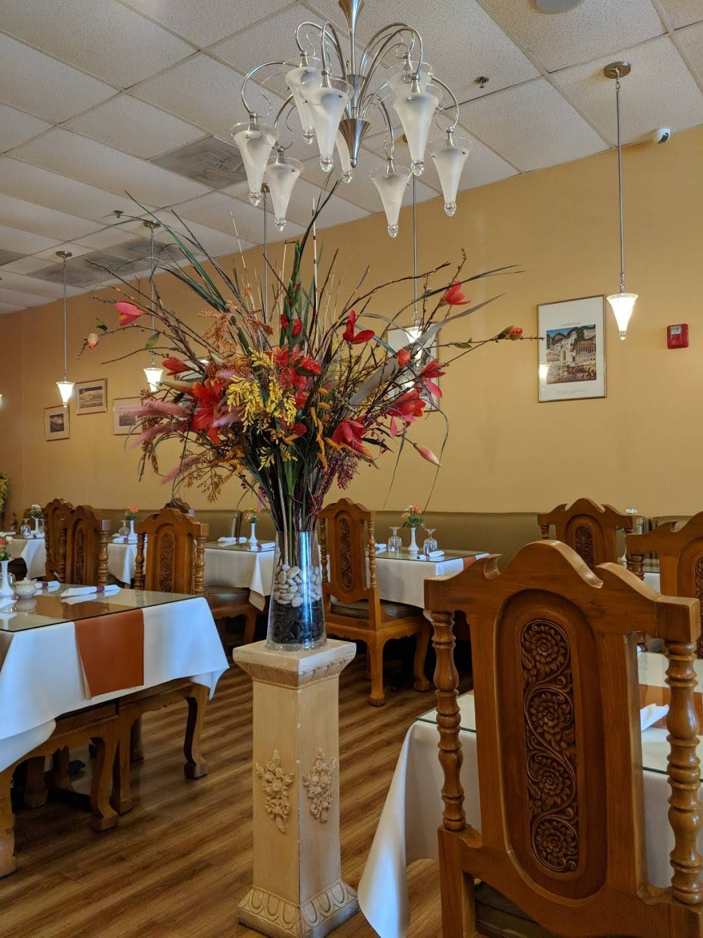 Krystal Thai | restaurant | 230 W Virginia St, Crystal Lake, IL 60014, USA | 8154440004 OR +1 815-444-0004