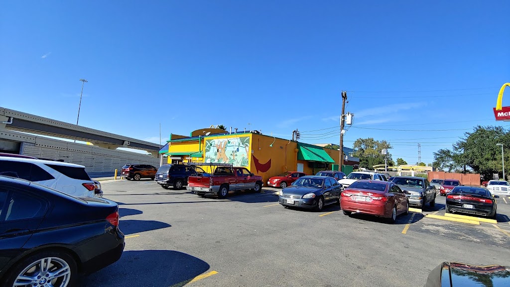 Pericos Mexican Cafe | restaurant | 2701 Mangum Rd, Houston, TX 77092, USA | 7136883104 OR +1 713-688-3104