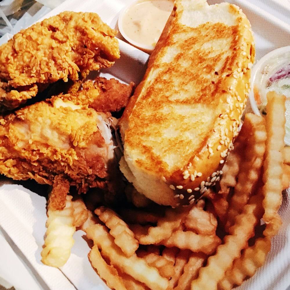 Raising Canes Chicken Fingers | meal takeaway | 1250 Bardstown Rd #5, Louisville, KY 40204, USA | 5028221188 OR +1 502-822-1188