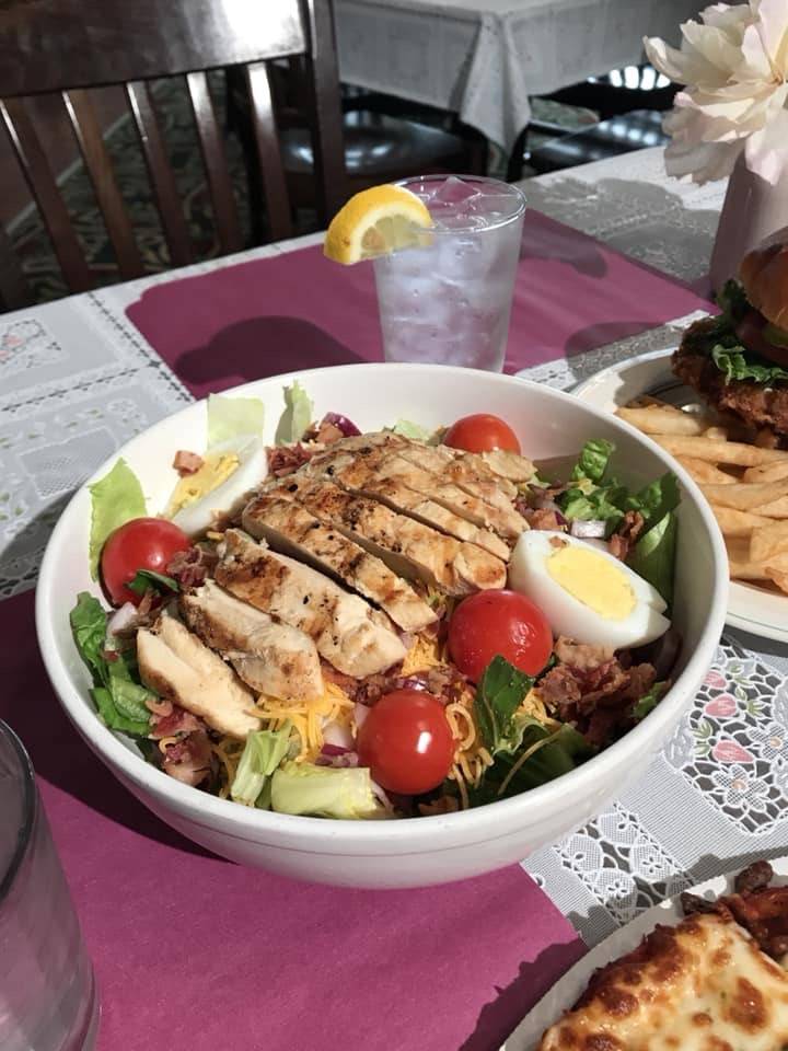 Gina’s Grill | restaurant | 7055 E 16th St, Indianapolis, IN 46219, USA | 3175919033 OR +1 317-591-9033