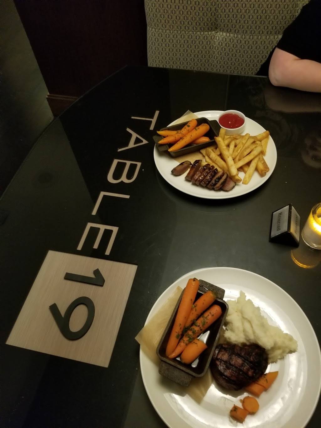 Table 19 | restaurant | 501 Main St, Peoria, IL 61602, USA | 3096802349 OR +1 309-680-2349