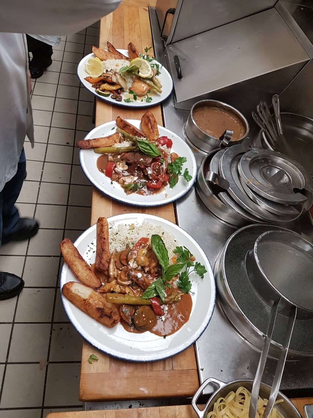 Restaurant Casa Vertoudos | restaurant | 5 Boul Henri-Bourassa O, Montréal, QC H3L 1M6, Canada | 5143312233 OR +1 514-331-2233