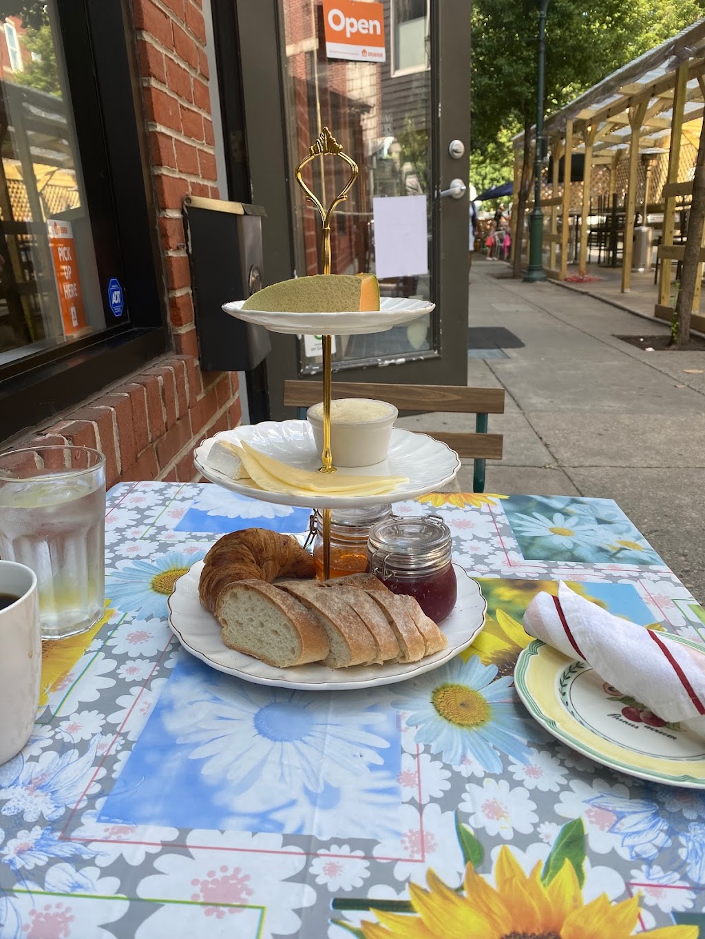 Chez Hansi | restaurant | 1610 South St, Philadelphia, PA 19146, USA | 6103043436 OR +1 610-304-3436