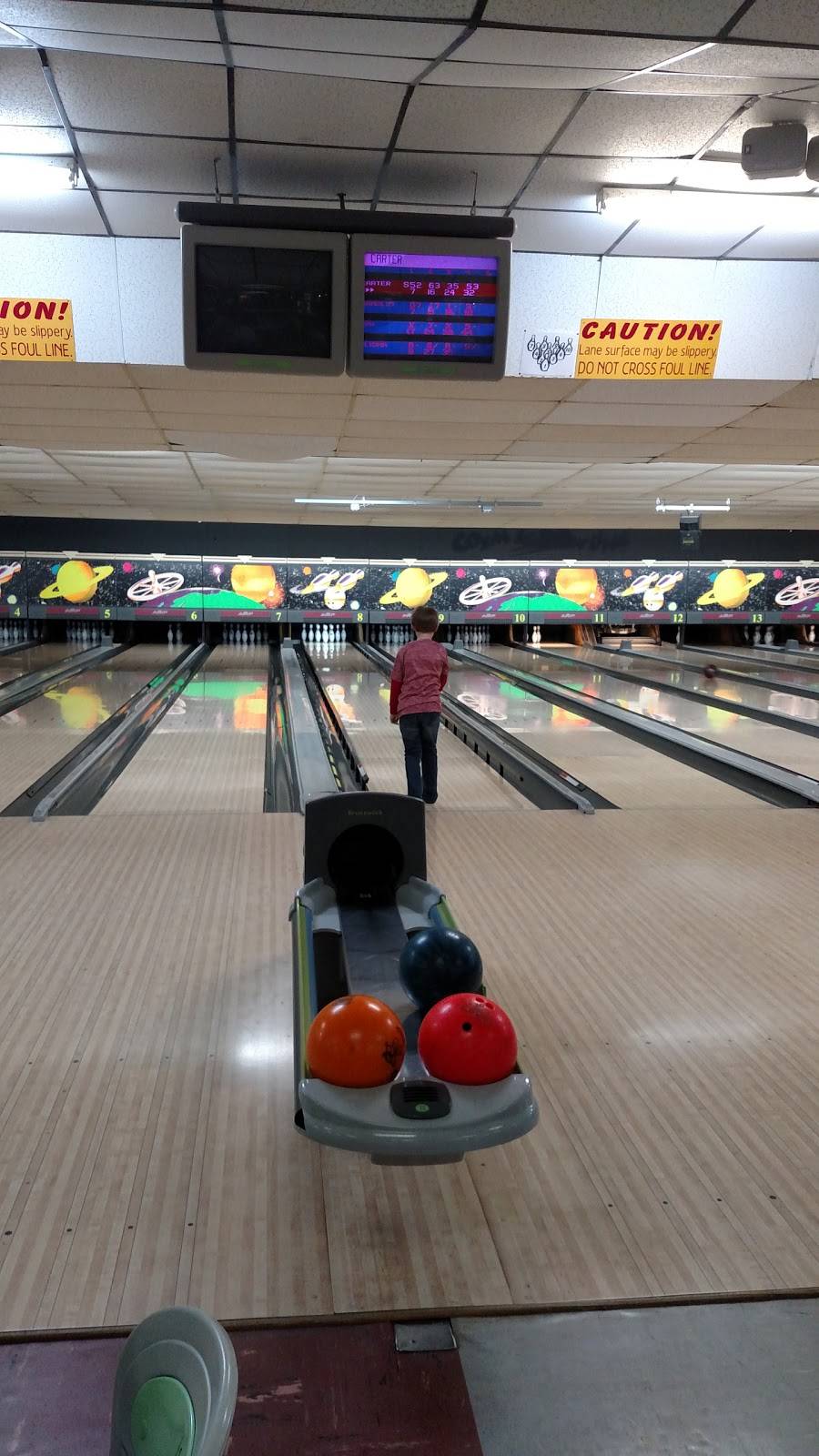 Tullahoma Bowling Lanes | restaurant | 900 S Anderson St, Tullahoma, TN 37388, USA | 9314551947 OR +1 931-455-1947