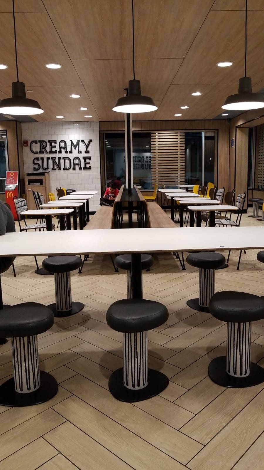 McDonalds | cafe | 35 Old Country Rd, Westbury, NY 11590, USA | 5163345232 OR +1 516-334-5232