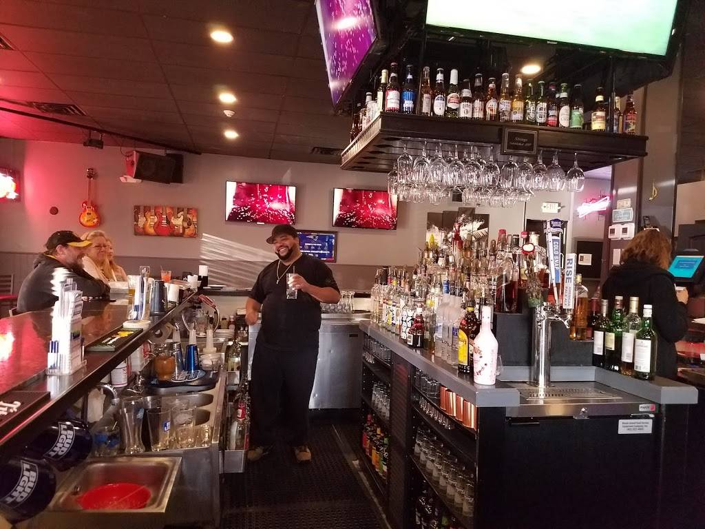 Strings Bar & Grill | restaurant | 183 George Waterman Rd, Johnston, RI 02919, USA | 4012339300 OR +1 401-233-9300