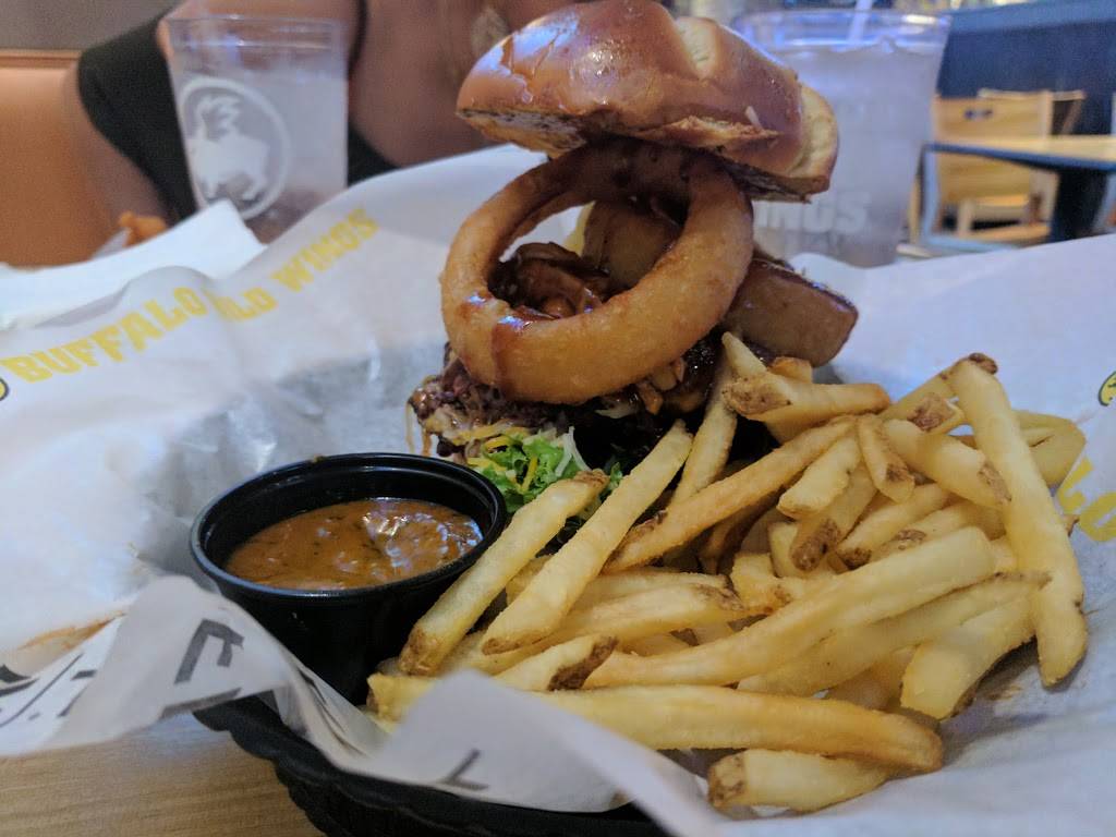 Buffalo Wild Wings | restaurant | 6401 W Newberry Rd, Gainesville, FL 32605, USA | 3523319685 OR +1 352-331-9685
