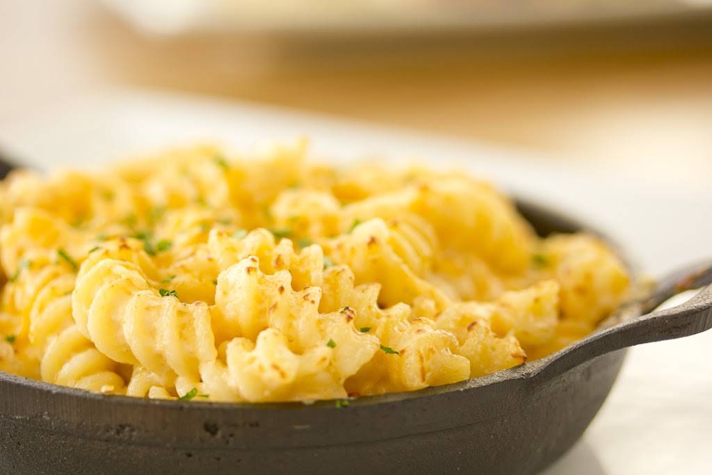 Growler USA | restaurant | 5415 E High St #101, Phoenix, AZ 85054, USA | 4804544354 OR +1 480-454-4354