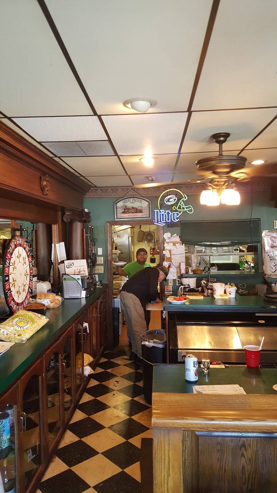 Batzlers Trackside Inn | restaurant | 8762 N Granville Rd, Milwaukee, WI 53224, USA | 4143545550 OR +1 414-354-5550