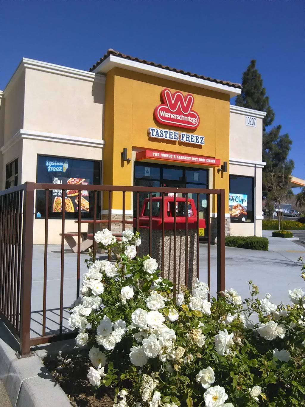 Wienerschnitzel | restaurant | 10207 San Sevaine Way, Jurupa Valley, CA 91752, USA | 9517901380 OR +1 951-790-1380