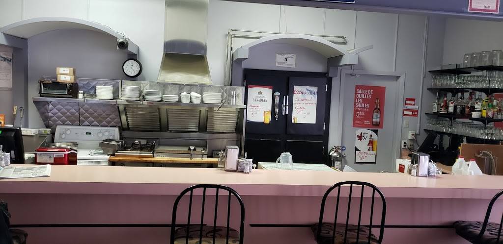 Salle De Quilles Les Saules | meal takeaway | 3110 Boulevard Masson, Québec, QC G1P 1J8, Canada | 4188713650 OR +1 418-871-3650