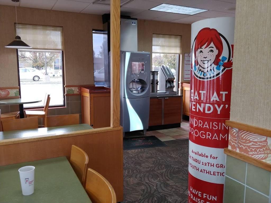 Wendys | restaurant | 275 Mid Rivers Mall Dr, St Peters, MO 63376, USA | 6362793071 OR +1 636-279-3071