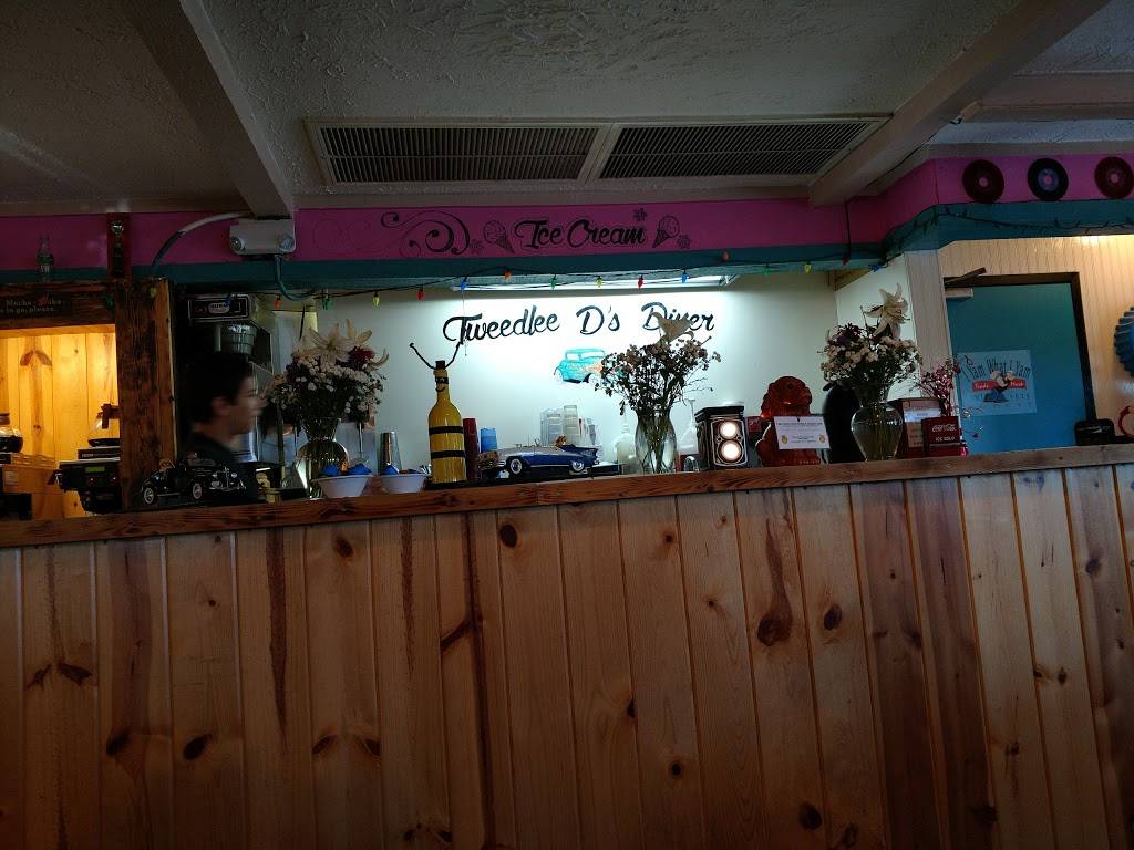 Tweedle Dees | restaurant | 720 IN-25, Rochester, IN 46975, USA | 5742237898 OR +1 574-223-7898