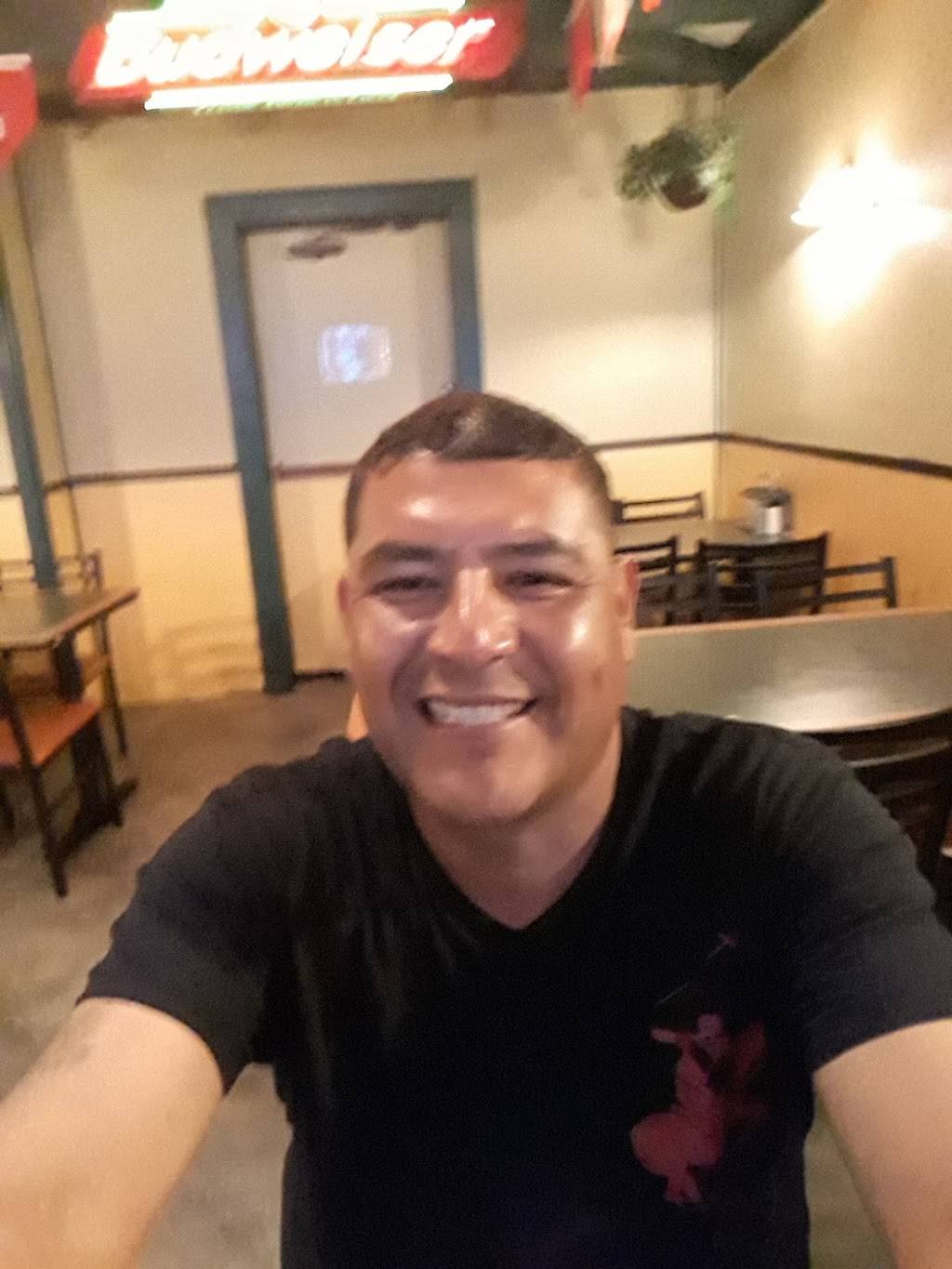 Round Table Pizza | meal delivery | 1212 17th St, Santa Ana, CA 92701, USA | 7145426111 OR +1 714-542-6111