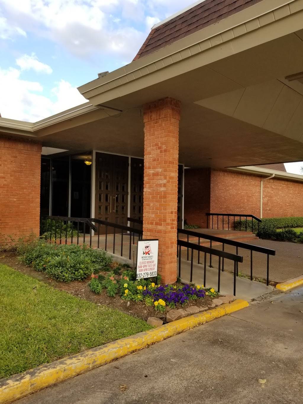 Mother Tuckers Kitchen & Catering | restaurant | 2627 FM 762 Rd, Richmond, TX 77469, USA | 8322795833 OR +1 832-279-5833