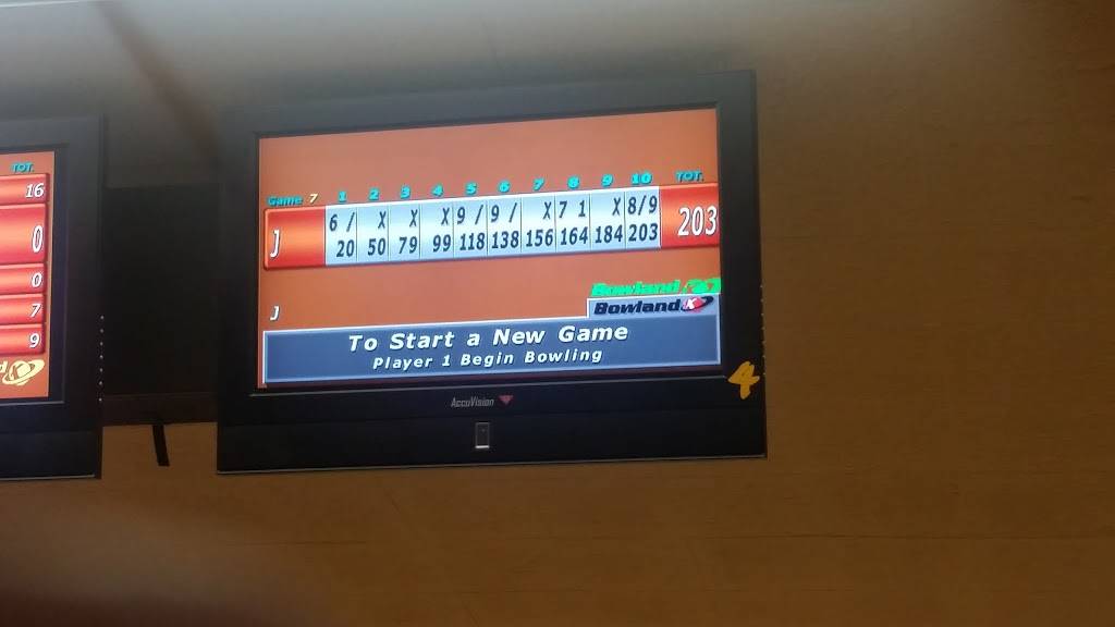 Bowlero Lanes | restaurant | 12470 IL-108, Carlinville, IL 62626, USA | 2178549208 OR +1 217-854-9208