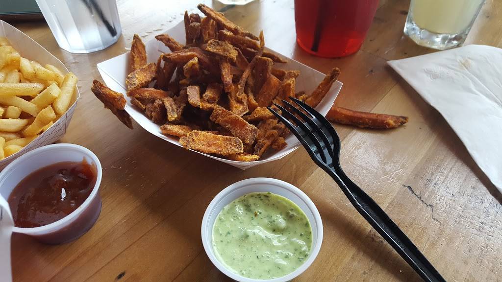 Harrys Bar & Burger Lincoln | restaurant | 200 Front St, Lincoln, RI 02865, USA | 4014754017 OR +1 401-475-4017