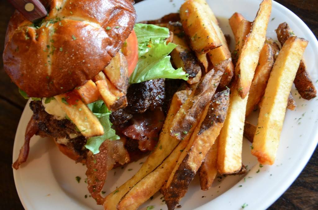 Fifis Lunch Box | restaurant | 2918 Wabash Ave, Terre Haute, IN 47803, USA | 8124601670 OR +1 812-460-1670