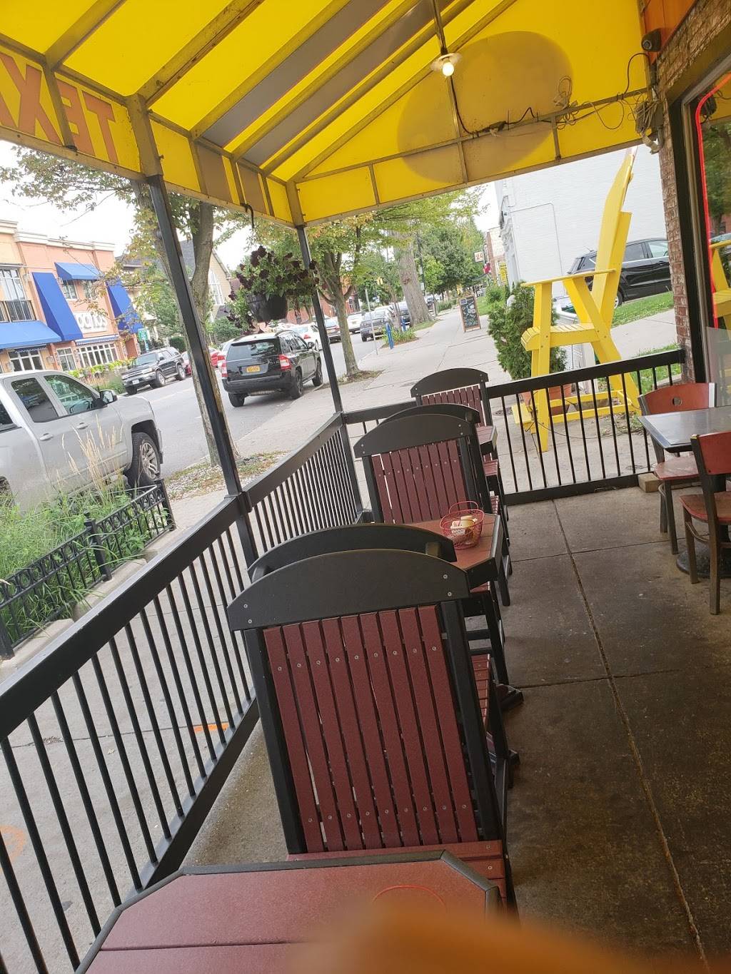 Louies Texas Red Hots | restaurant | 1098 Elmwood Ave, Buffalo, NY 14222, USA | 7168824687 OR +1 716-882-4687