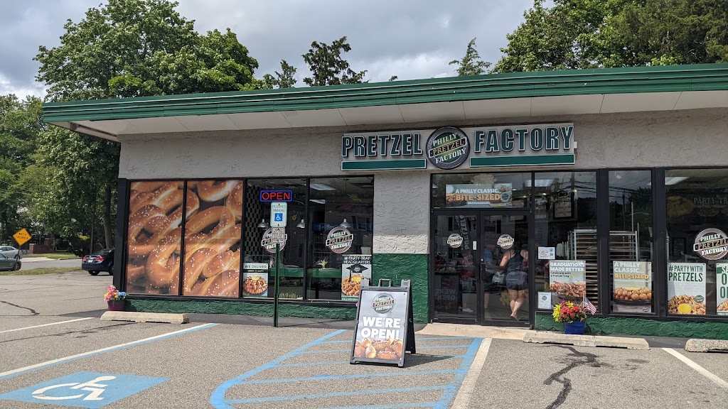 Philly Pretzel Factory | bakery | 960 Amboy Ave, Edison, NJ 08837, USA | 7322254567 OR +1 732-225-4567
