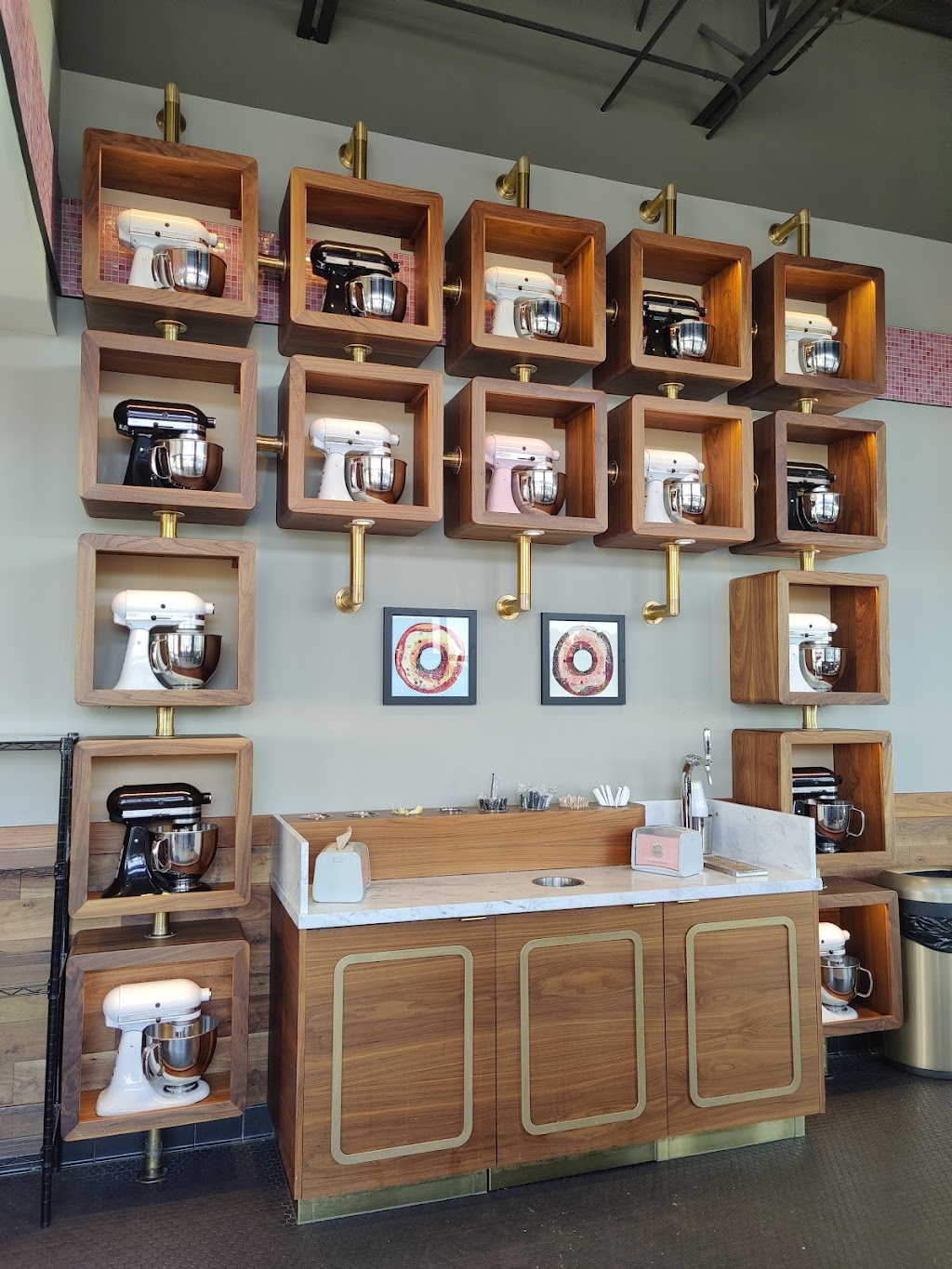 Stans Donuts & Coffee | bakery | 15646 South La Grange Road, Orland Park, IL 60462, USA | 7089813861 OR +1 708-981-3861