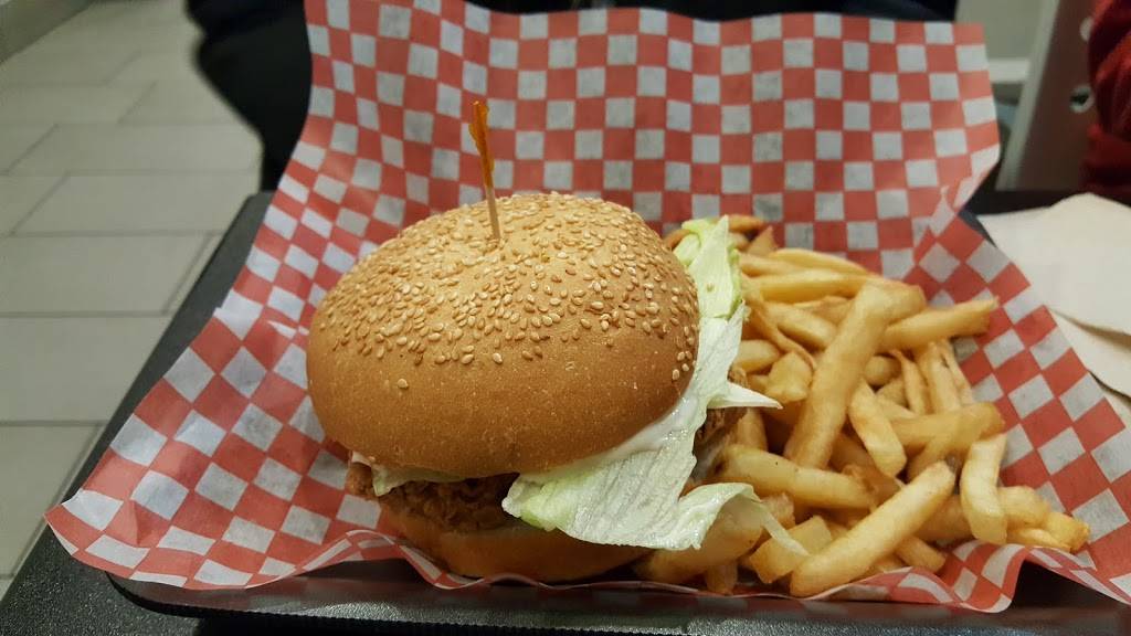 Crispys Resto Grill | restaurant | 1433 Woodroffe Ave, Nepean, ON K2G 2V5, Canada | 6136957575 OR +1 613-695-7575