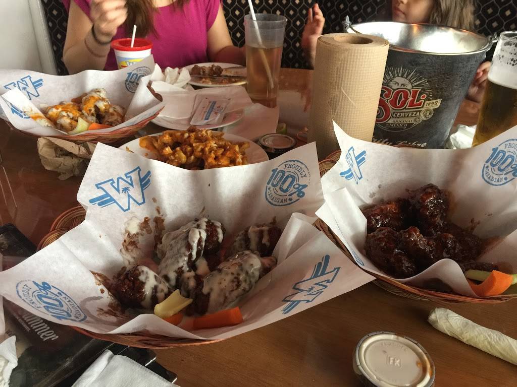 Wild Wing | restaurant | 4141 Dixie Rd, Mississauga, ON L4W 1V5, Canada | 2895212445 OR +1 289-521-2445