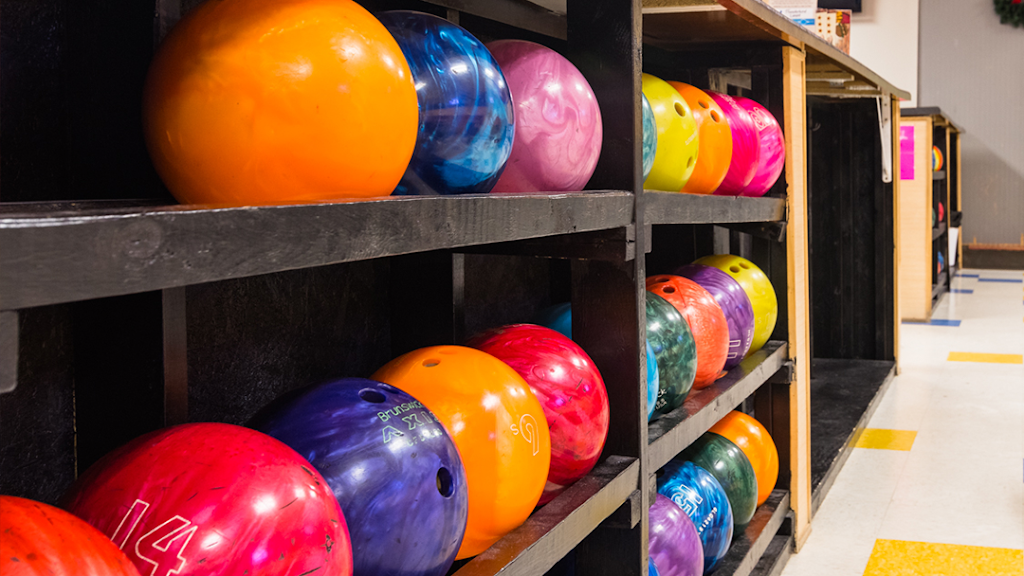 Thunderbird Lanes | restaurant | 1117 8th St, Baraboo, WI 53913, USA | 6083569111 OR +1 608-356-9111