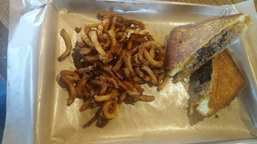 Dickeys Barbecue Pit | restaurant | 2748 S Alma School Rd, Mesa, AZ 85210, USA | 4804386666 OR +1 480-438-6666