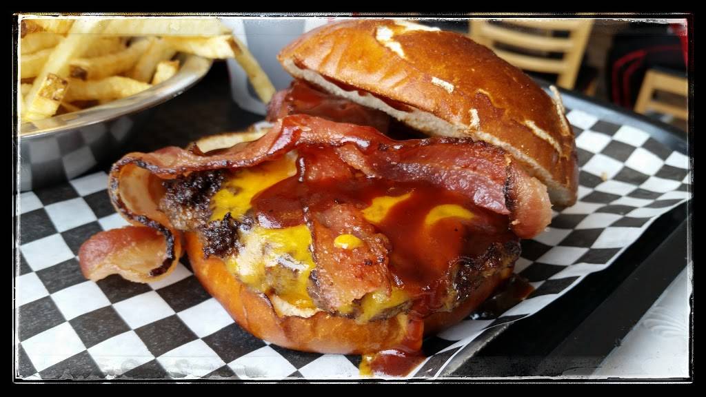 The Burger Point | restaurant | 1900 S State St, Chicago, IL 60616, USA | 3128421900 OR +1 312-842-1900