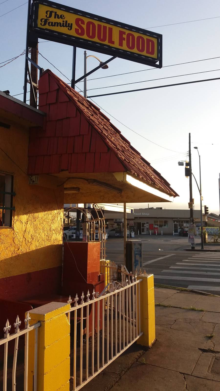 The Family | restaurant | 6300 S Figueroa St, Los Angeles, CA 90003, USA | 3238268943 OR +1 323-826-8943