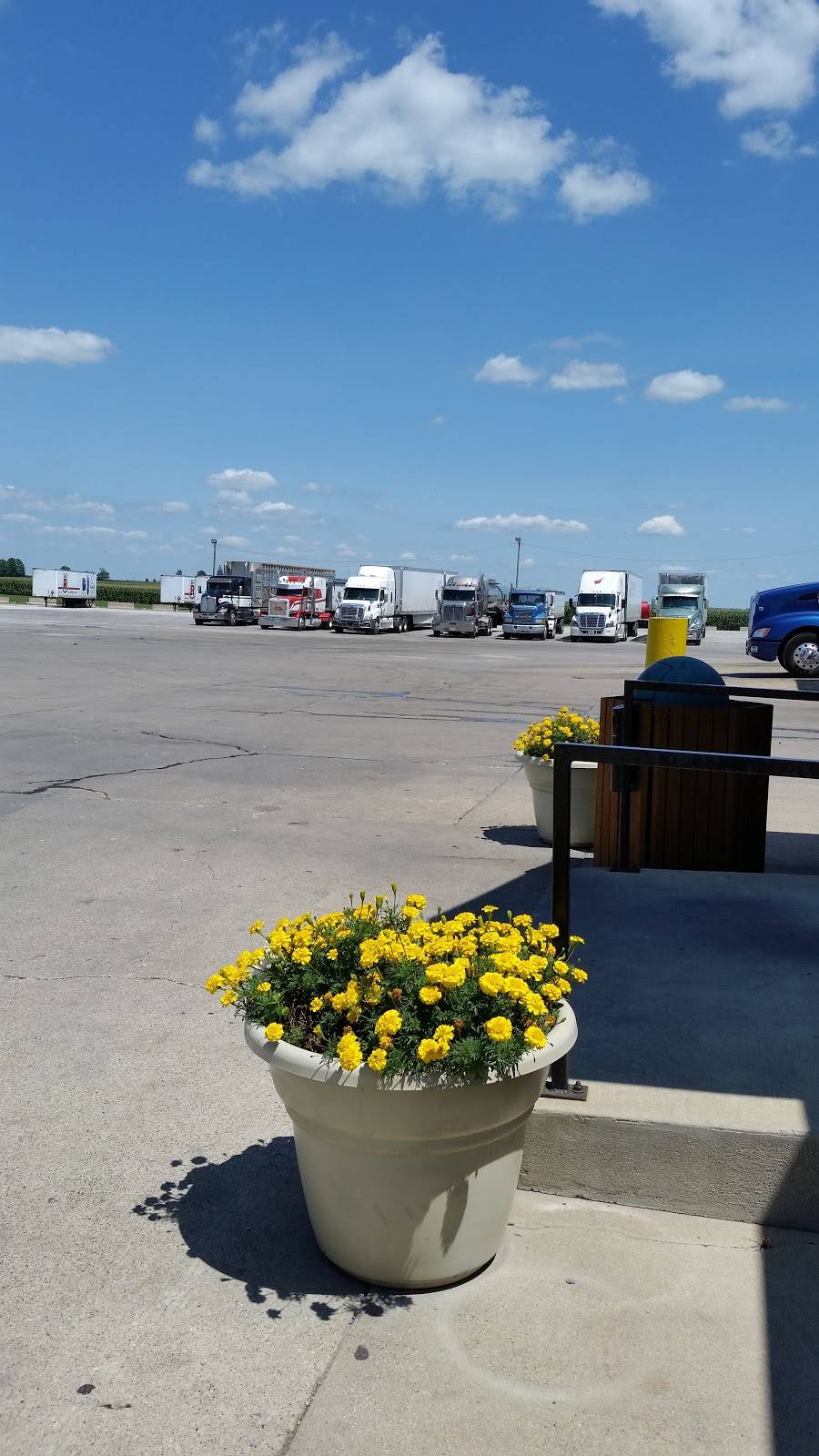 K & H Truck Plaza Inc. | restaurant | 1043 S Crescent St, Gilman, IL 60938, USA | 8152657625 OR +1 815-265-7625