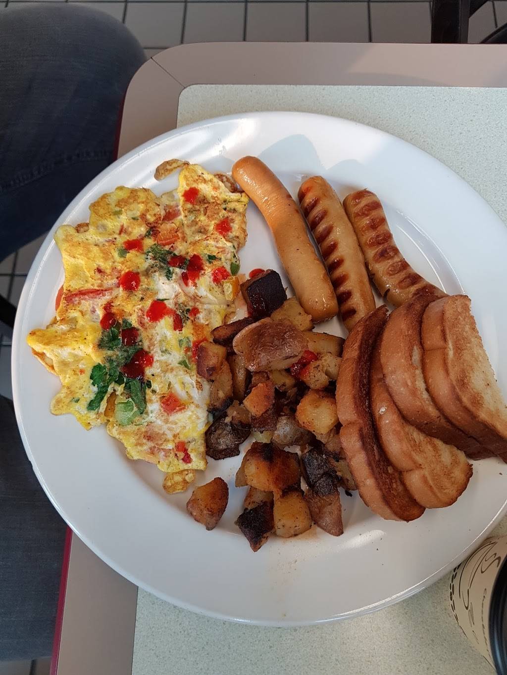 deluxe grill and cafe | restaurant | 111 Gordon Baker Rd #212, North York, ON M2H 3R1, Canada | 4164926287 OR +1 416-492-6287