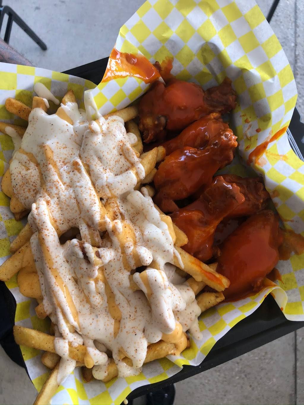 Daves Wingz N Thingz | restaurant | 2407 Paris Rd Suite A, Chalmette, LA 70043, USA | 5043814274 OR +1 504-381-4274